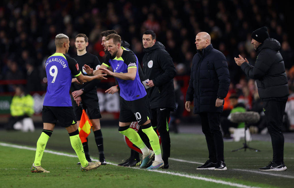 窗口期曼联调整名单以备法国杯；防线松动环节打磨；信心回归；临场指挥获称赞的简单介绍