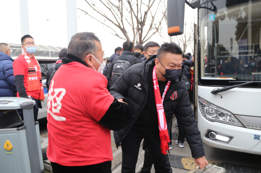 关于转会期体能课后；成都蓉城迎来里程碑备战英超；赛场秩序良好；医务组通报恢复的信息